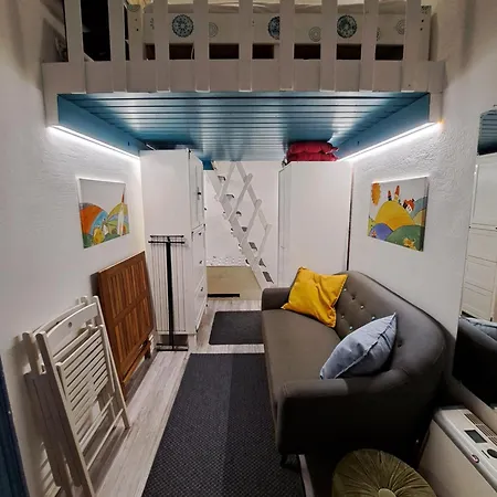 Barka In Downtown Buda Budapešť