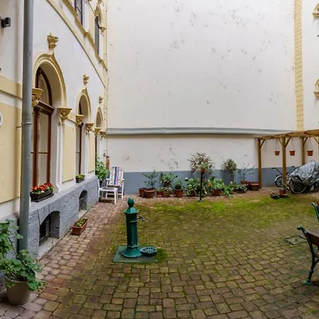 Barka In Downtown Buda *