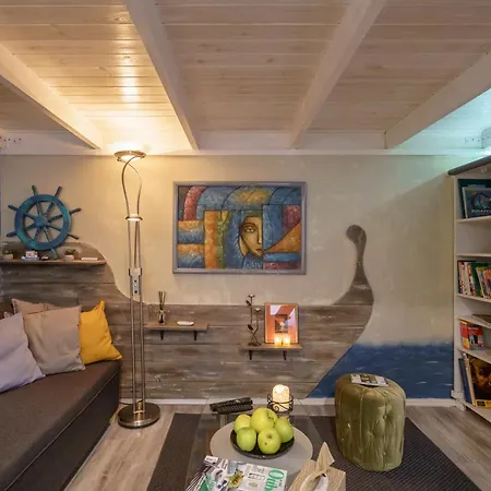 Barka In Downtown Buda Budapesta