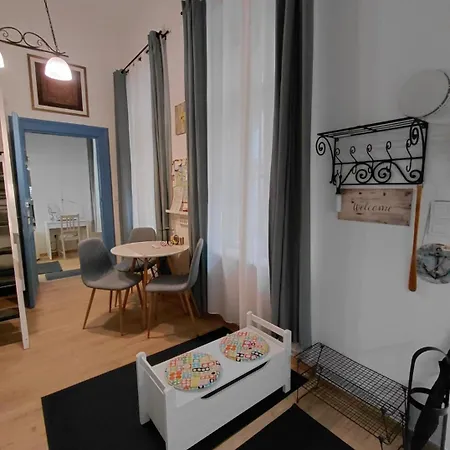 Barka In Downtown Buda *