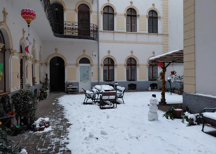 Barka In Downtown Buda * Budapesta
